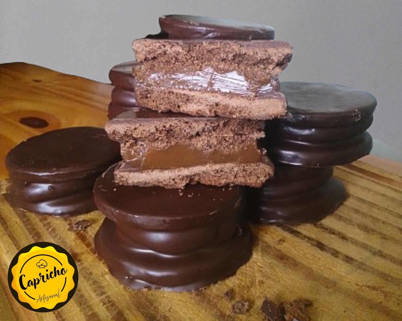 Alfajores Capricho apilados, mostrando el relleno de dulce de leche