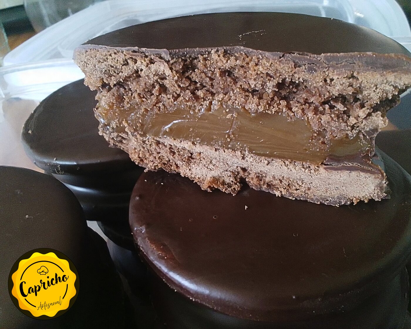 Corte de un alfajor Capricho mostrando el relleno de dulce de leche